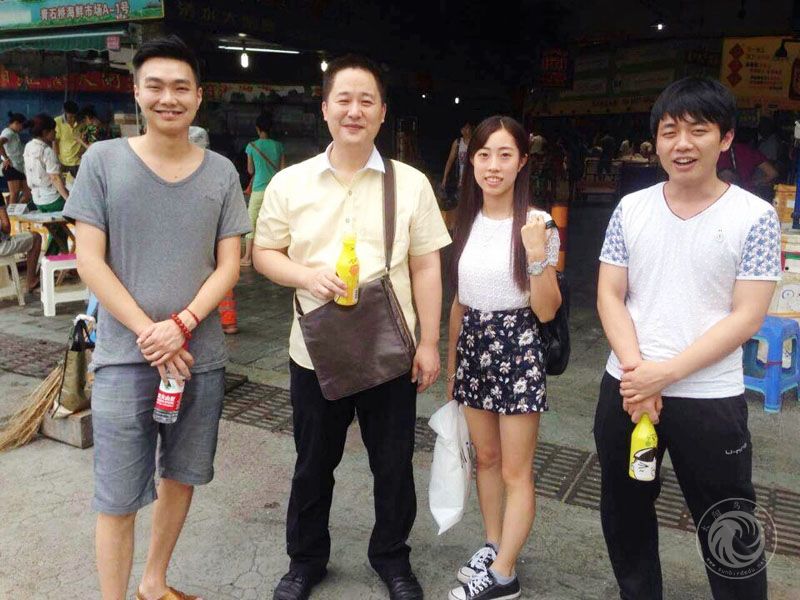 西餐高級班學員在劉老師的帶領下到市場考察學習