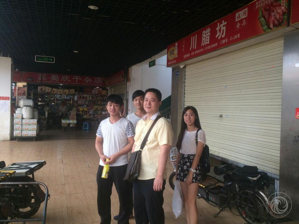 西餐高級班學員在劉老師的帶領下到市場考察學習